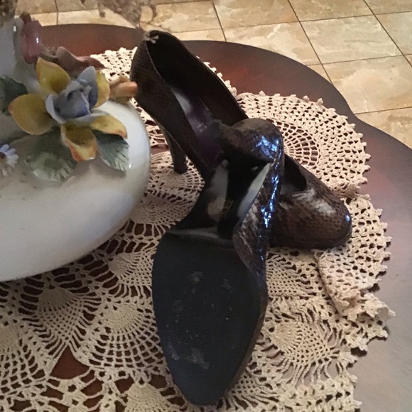 ⬇️Brown/black snake skin print round toe pump shoes - Picture 2 of 3